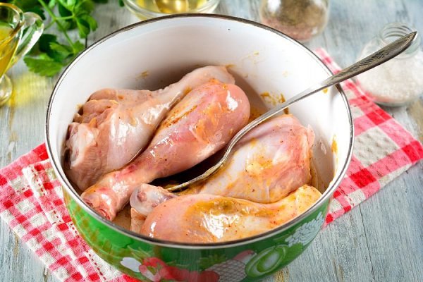 Куриные ножки в медово-горчичном соусе.Ингредиенты:Куриные голени — 500 гМед — 1,5 ст. л.Горчица — 2 ... - 3