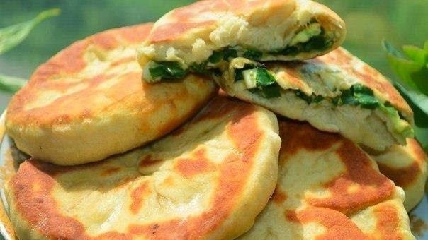 Пирожки с зеленым луком и яйцом.Ингредиенты:Тесто:кефир 300 млсода неполная чайная ложкасоль ...