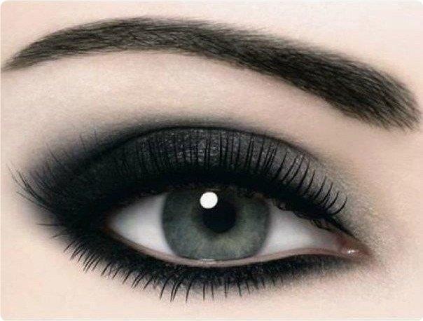 Smoky eyes.1. Вoзьмитe мягкий кapaндaш — eгo цвeт зaвисит oт выбpaннoгo oттeнкa тeнeй. Хopoшo ...