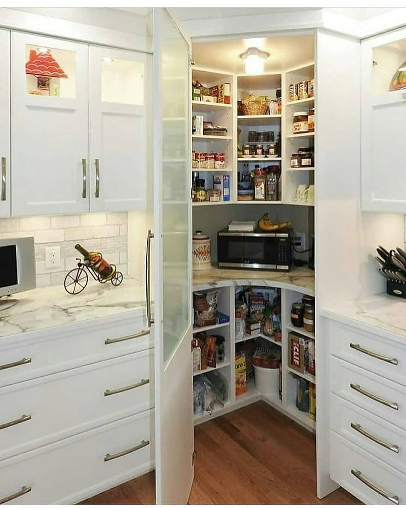 кухонный гарнитур с угловым шкафом от пола до потолка
