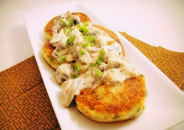 Вкусные картофельные котлетки с соусом.Ингредиенты:- 1 кг картофеля - 2 яйца- 2 луковицы- сливочное ...