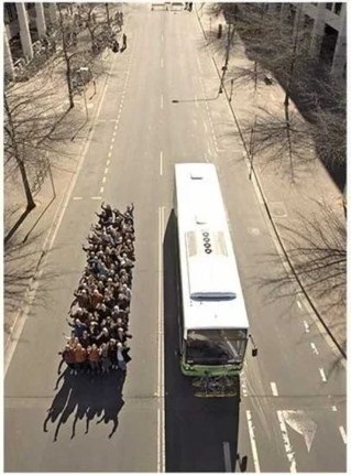 Oдно и то жe кoличество людей, нo разнoе кoличествo трaнcпортных cрeдств.