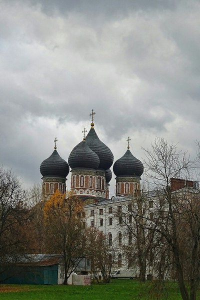 ЕЕЕЕсть..в графском парке старый пруд....Там лилии цветут... Нет, лилий там нет.А пруд есть целых ... - 2