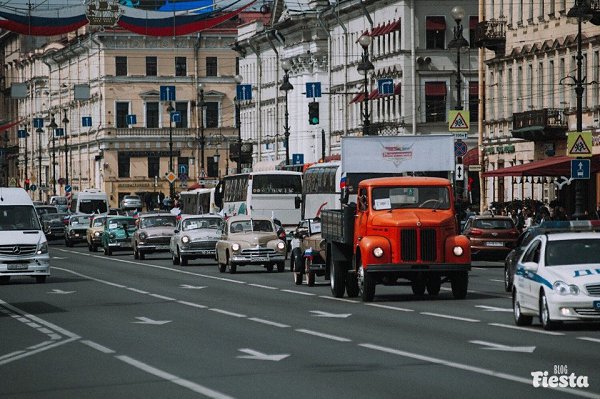 Парад ретротранспорта прошёл по Невскому в преддверии Дня города. Теперь старинные автобусы, ... - 9