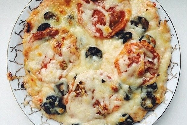 ПП-пицца на куриной основе.Ингредиенты: Основа: - Куриная грудка – 250 г - Яйцо – 1 шт. - Отруби ...