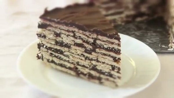 Торт без выпечки из печенья Мария. Ингредиенты:: печенье Мария 600 г шоколадные чипсы 1 кг молоко ...