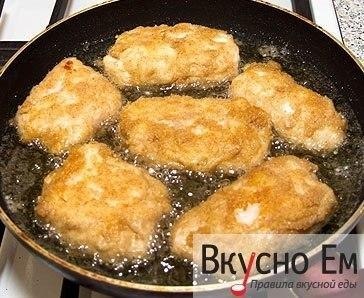 Котлеты по-киевски с сыром.Ингредиенты:Куриная грудка - 1 шт.Плавленный сыр - 50 гСоль, перец - по ... - 7