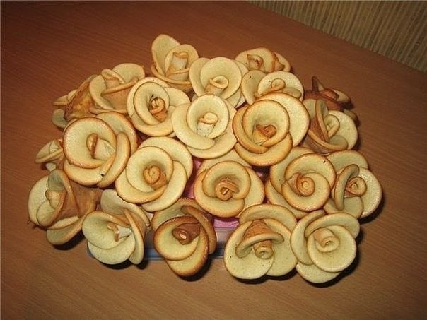 Печенье Розы. Радует глаз и вкусно. Вам потребуется: 1 стакан сахара, 1 стакан муки, 4 яйца, Соломка ...