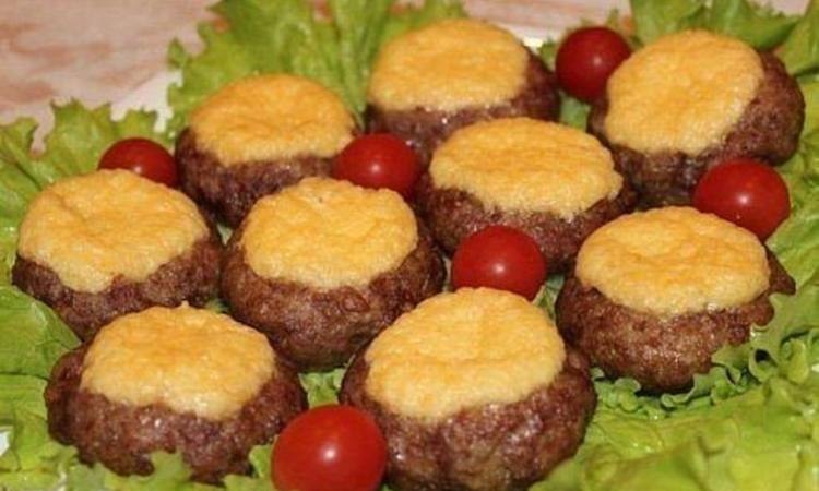 Мясные ватрушки.КБЖУ на всю порцию:785/115.08/27.91/11.47Ингредиенты:куриное филе-350 гряйцо-4 шт(1 ...