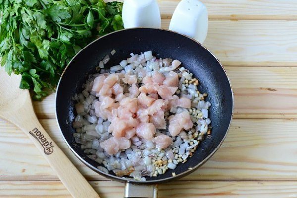Кабачки, фаршированные куриной грудкой.Ингредиенты:Кабачок — 1 ШтукаКуриная грудка — 150 ГраммПерец ... - 5