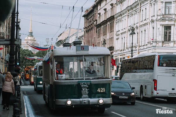 Парад ретротранспорта прошёл по Невскому в преддверии Дня города. Теперь старинные автобусы, ... - 10