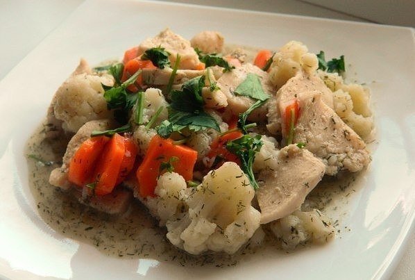 Диетическая курица с цветной капустой .Итого на 100 грамм 55 ккалБ/Ж/У 8.7 / 0.6 / 4400 г цветной ...