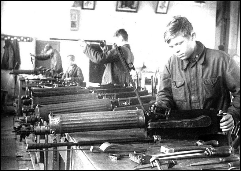 Вещи труженики. ВОВ 1941-1945 труженики тыла. Дети ВОВ 1941-1945 на заводе.