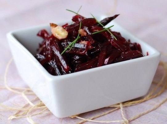 СВЕКЛА С ЧЕРНОСЛИВОМ, ЧЕСНОКОМ И ГРЕЦКИМИ ОРЕХАМИ .Состав:- 1 запеченная свекла- 3 крупных ...