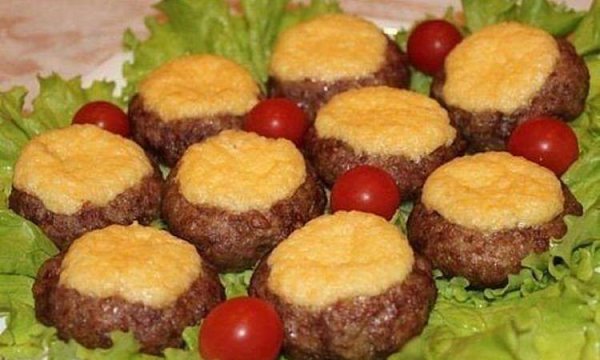 Мясные ватрушки.КБЖУ на всю порцию:785/115.08/27.91/11.47Ингредиенты:куриное филе-350 гряйцо-4 шт(1 ...