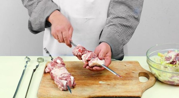 Грузинский шашлык.Пытаться установить происхождение шашлыка – дело неблагодарное: его готовят во ... - 6