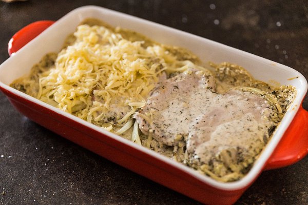 Сочное мясо и нежная картошечка — это идеальное сочетание! Приготовление этого простого и ... - 4