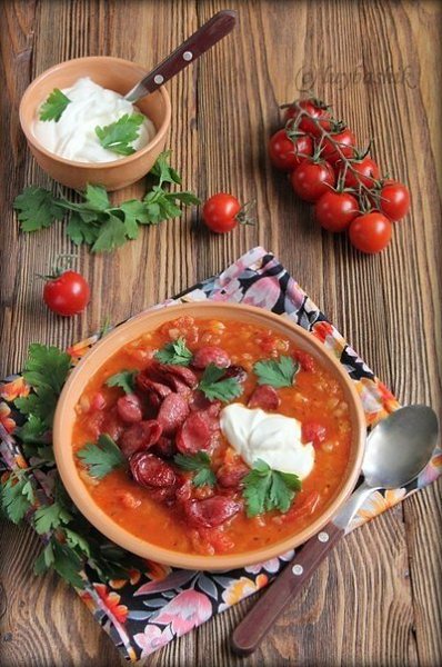 Густой томатный суп с копчеными колбасками. Вам потребуется: 2 небольшие копченные колбаски ... - 2