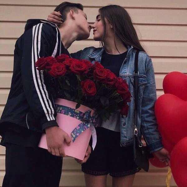 первый поцелуй, первые объятия.я помню наизусть,всё это в моей памяти...