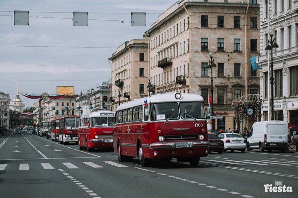 Парад ретротранспорта прошёл по Невскому в преддверии Дня города. Теперь старинные автобусы, ... - 6