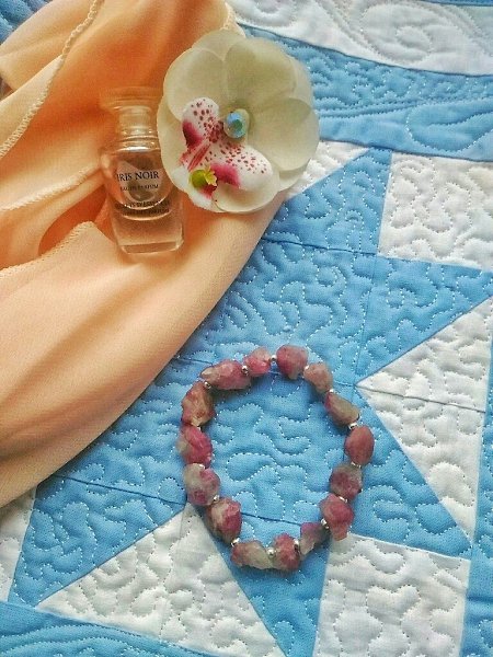 Браслет из бусин необработанного Турмалина.То есть как накололи камень, отверстия сделали так и ...