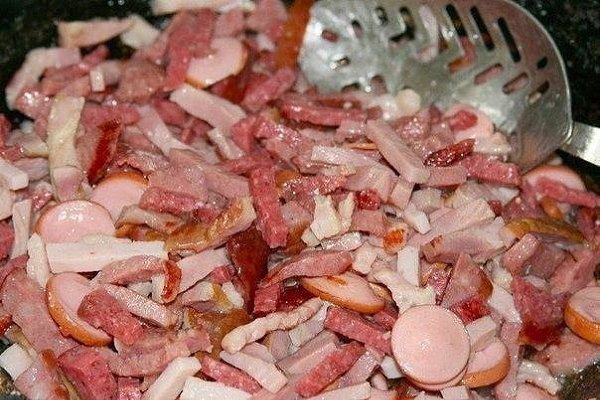 Солянка мясная сборная.Ингредиенты:Филе куриное — 200–250 гИзделия мясные — 350 гИзделия колбасные — ... - 10