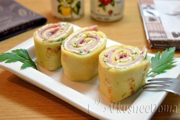 Блинные рулетики с начинкой из ветчины и сыра.Очень вкусная и лёгкая в приготовлении ...