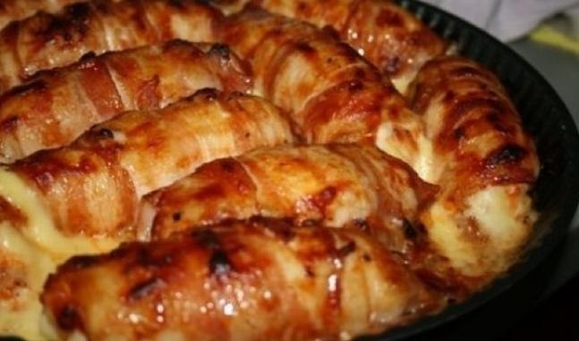 КУРИНЫЕ РУЛЕТИКИ С КОПЧЕНЫМ СЫРОМ.Ингредиенты:- куриная грудка- бекон (тонкие полоски)- копченый ...