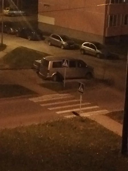 Сижу я на балконе, курю, в окошко поглядываю, релакс. Вижу, возле микрика стоит мужик в чёрном и ...