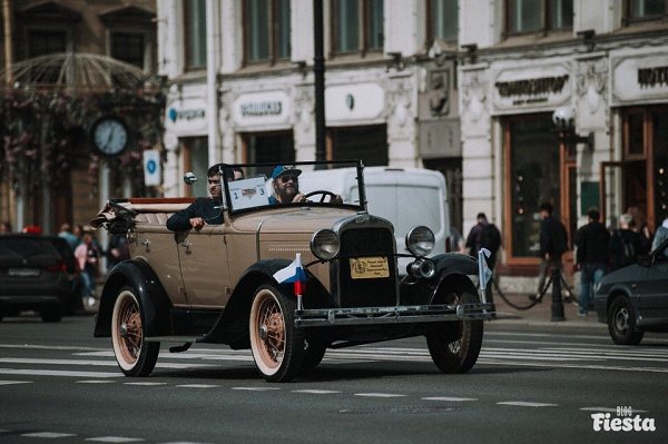 Парад ретротранспорта прошёл по Невскому в преддверии Дня города. Теперь старинные автобусы, ... - 2