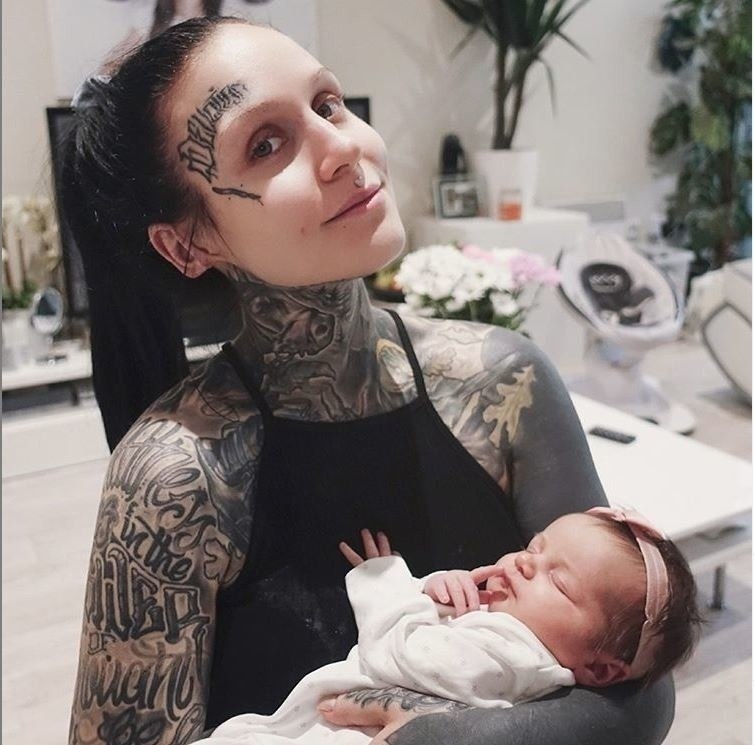 Монами монами эта чудная страна. Monami Frost. Monami Frost с дочкой. Монами Фрост с мужем.