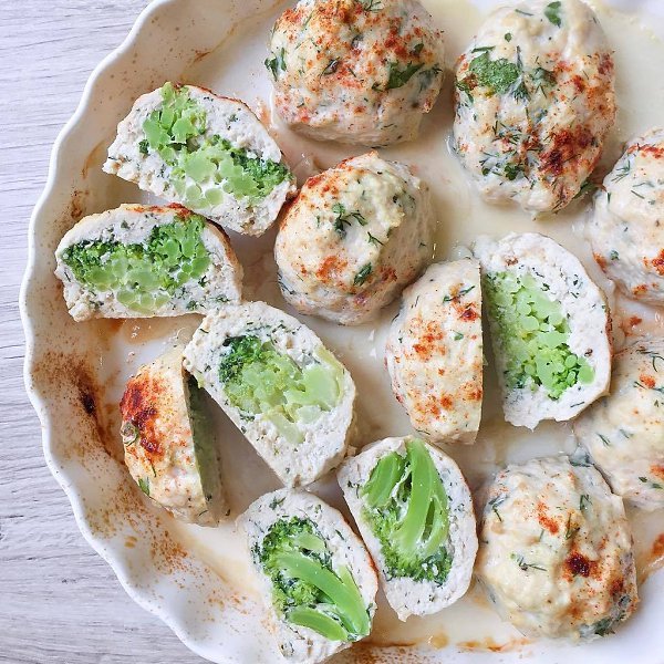 Котлеты с брокколи.Ингредиенты:На 5 порций (10 котлет):Куриное филе – 500 гЯйцо – 1 шт.Брокколи – ...