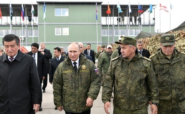 Владимир Путин посетил полигон «Донгуз» в Оренбургской области, чтобы понаблюдать за военными ...