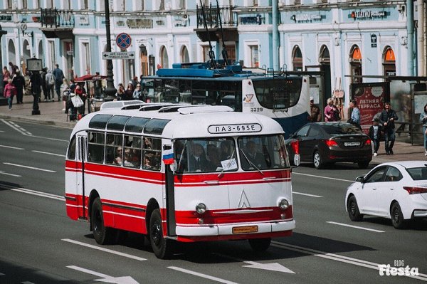 Парад ретротранспорта прошёл по Невскому в преддверии Дня города. Теперь старинные автобусы, ... - 5