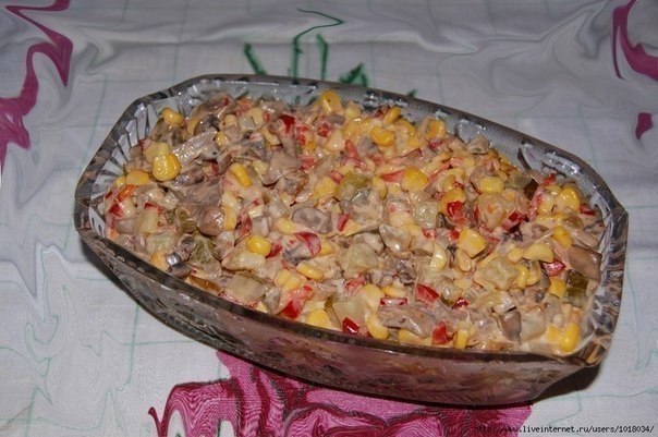 Салат Екатерина.Ингредиенты:- 1 банка сладкой кукурузы,- 1 банка консервированных шампиньонов,- 2-3 ...