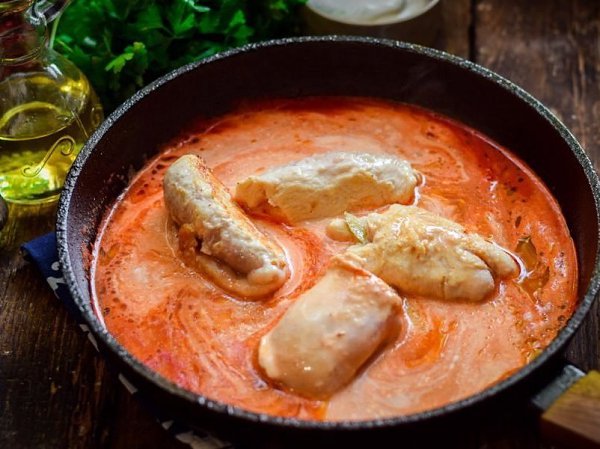 Крученики из куриного филе.Ингредиенты:Куриное филе — 250 гСоленые огурцы — 50 гТоматная паста — 30 ... - 5