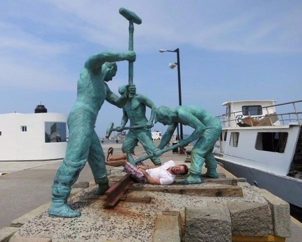 Фотографируйтесь с памятниками правильно! - 5