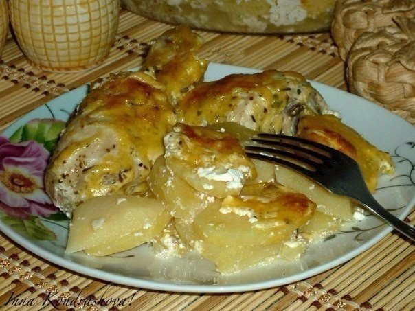 Картошка с куриными ножками в духовке.Ингредиенты:-6 куриных ножек;-1 кг картофеля;-250 г ...