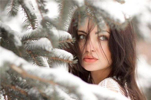 у неё в голове не метель, а зима с ураганами, а в вишневых губах её прячутся глупостей тысячи. и она ...
