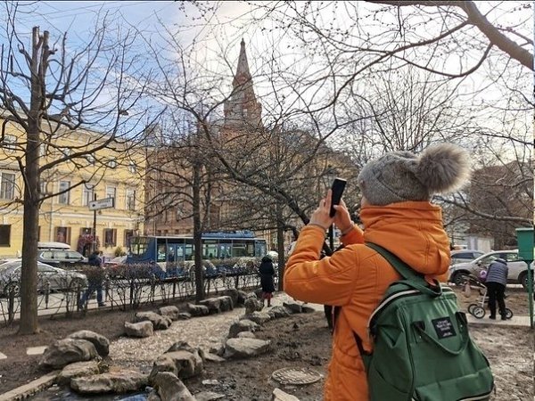 В Саду дружбы в центре Петербурга начала распускаться сакура. Красота! - 4
