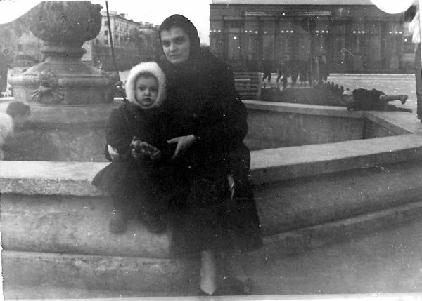 ДК имени Горького в Новосибирске. 15 лет, как нет войны, Их отцы и деды штурмовали Берлин, ... - 2