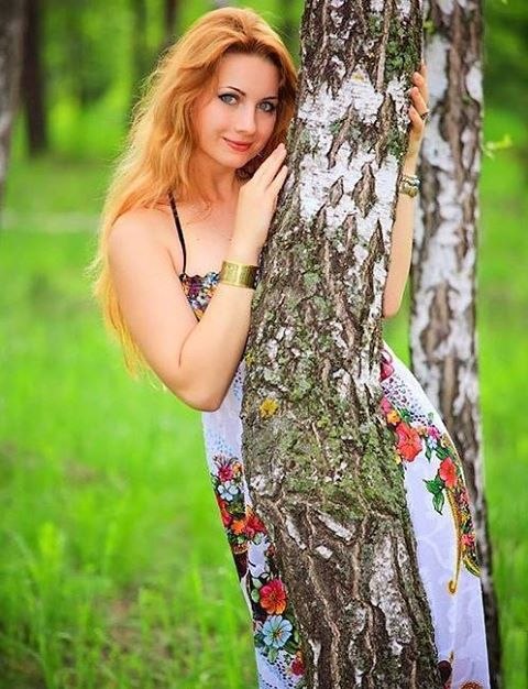 Женщина знойное лето, Волосы пахнут весной, Как же я чувствую это, Запах цветенья и зной. Женщина ...