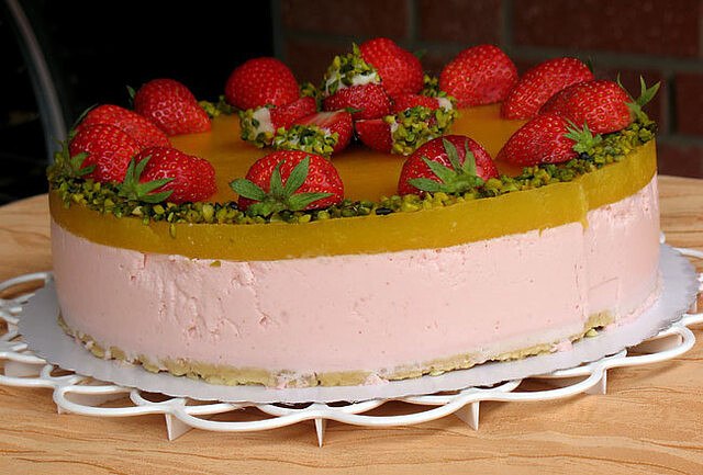 Прелестный чизкейк с клубникой без выпечки.Продукты:500 г клубники;100 г сдобного печенья;2 столовые ...