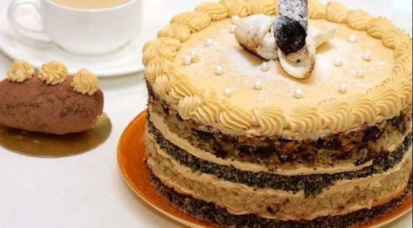 Торт с маком и черносливом. Простой и вкусный тортик из сметанного бисквита с нежным ...