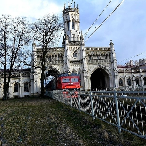 Вокзал станции Новый Петергоф. Грандиозное здание железнодорожного вокзала станции «Новый Петергоф» ...