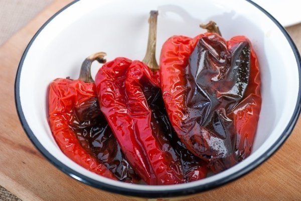 РУЛЕТИКИ ИЗ ПЕЧЕНОГО ПЕРЦА С СЫРОМ И ТРАВАМИ.Ингредиенты:1 кг красного перца (желательно выбирать ... - 3