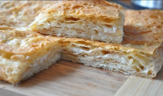 Ачма с творогом. Очень вкусно! на 100грамм - 132.61 ккалБ/Ж/У - 10.96/3.96/13.18 Ингредиенты: Лаваш ...