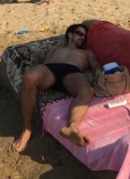 Парень построил вместо замка из песка диван и лёг на него спать. Когда ты даже в путешествии устал