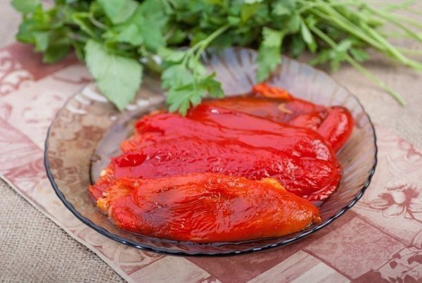 РУЛЕТИКИ ИЗ ПЕЧЕНОГО ПЕРЦА С СЫРОМ И ТРАВАМИ.Ингредиенты:1 кг красного перца (желательно выбирать ... - 4