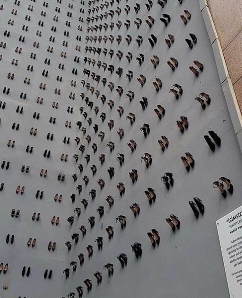 440 пар черных туфель установили на одной из стен в Стамбуле. Столько же женщин убили мужчины в ... - 3